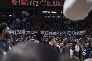 UŽIVO - Transparent i uvredljiva skandiranja za Mirotića, Nikola to nije zaslužio...